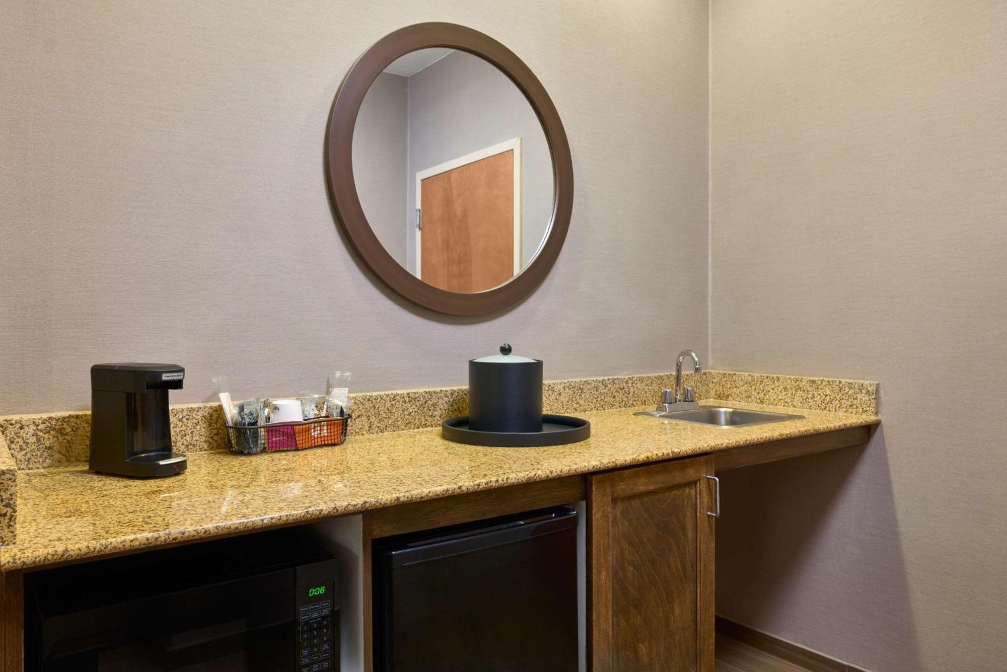 Hampton Inn & Suites Providence / סמית'פילד מראה חיצוני תמונה
