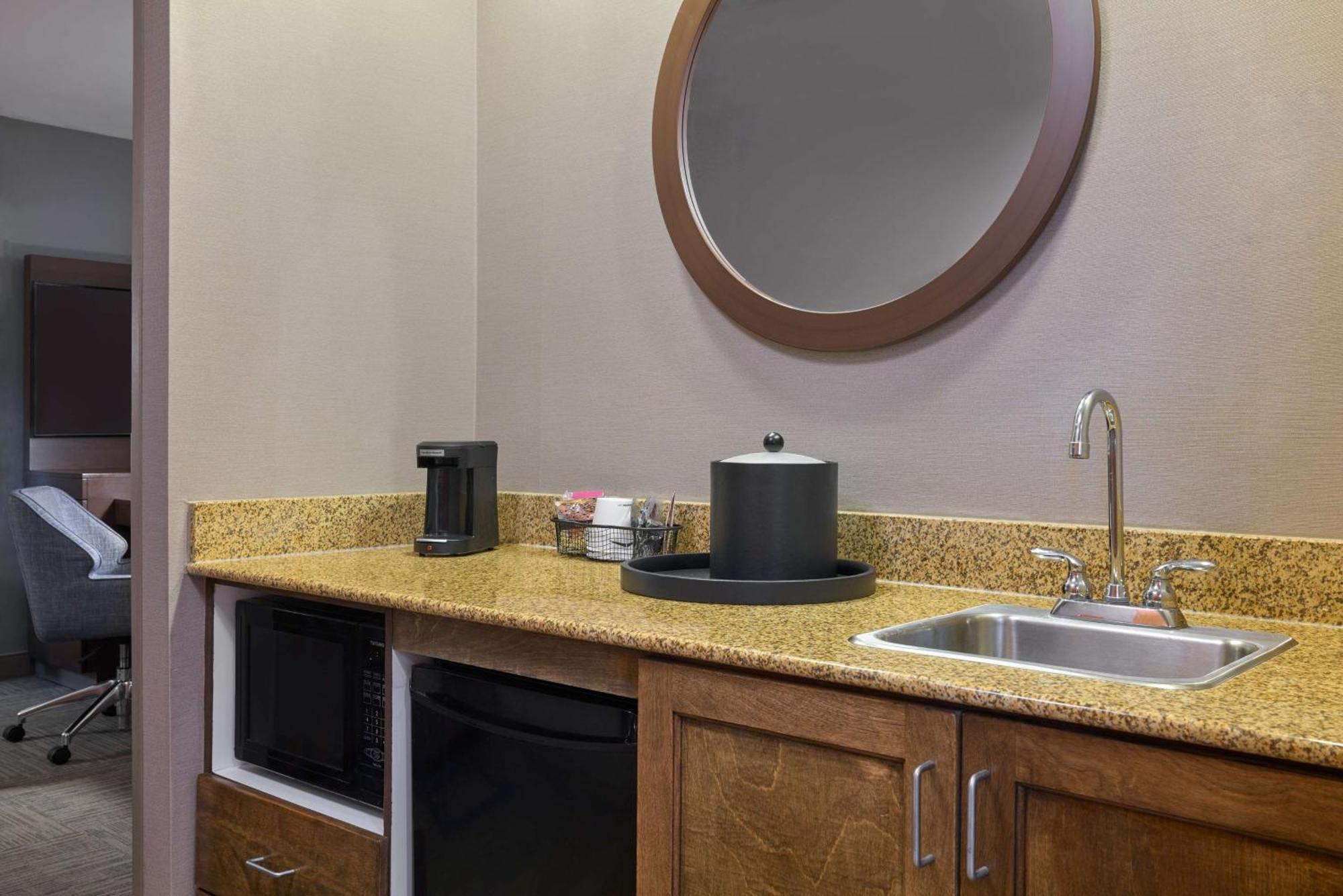 Hampton Inn & Suites Providence / סמית'פילד מראה חיצוני תמונה